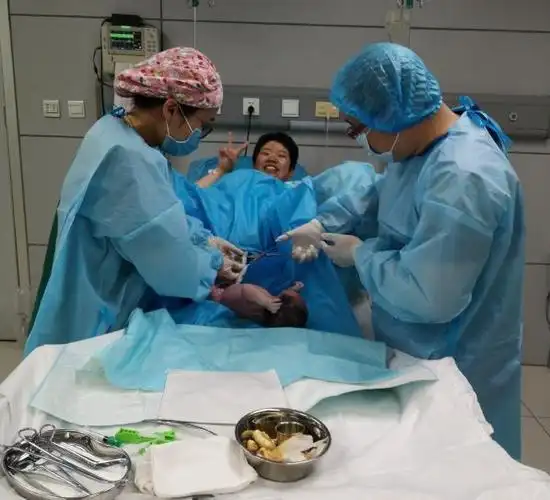 因为在分娩的第二个阶段,胎头下降到宫颈口时,宫缩产生的力量就已经