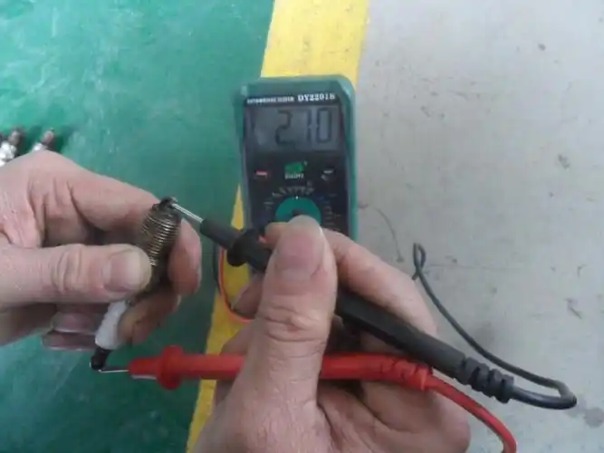 正表笔连接点火线圈及高压线处,发现万用表显示瞬间高频率的电压产生