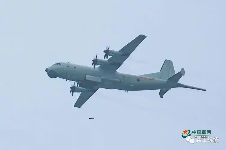 运9反潜巡逻机投放新型自导深弹画面罕见曝光将成为未来对台反潜的