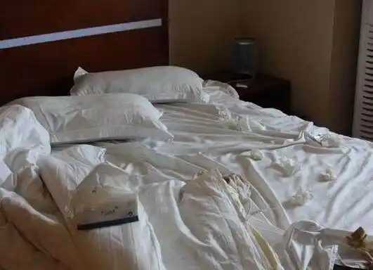 大学情侣开房宾馆老板苦恼只因战场太混乱