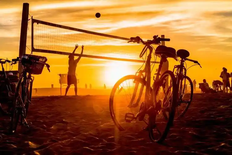 在威尼斯海滩上玩沙滩排球