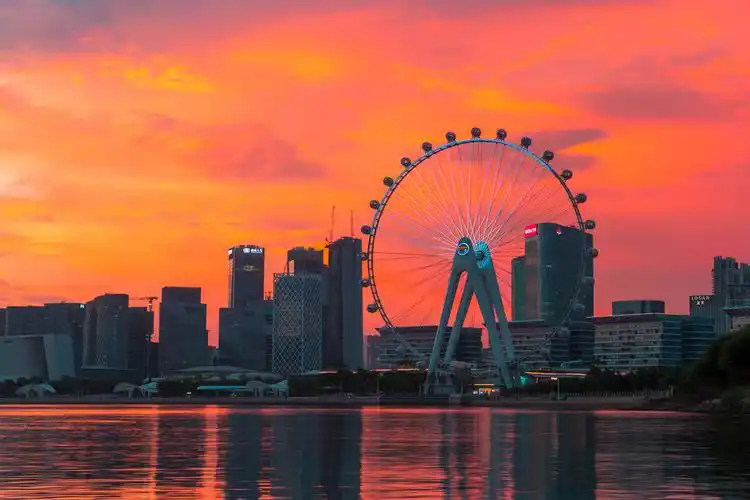 晚霞中的前海摩天轮