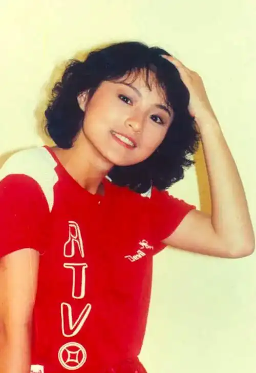 回顾李赛凤:36岁嫁入豪门,离婚时被曝出轨干儿子,现带娃独自生活