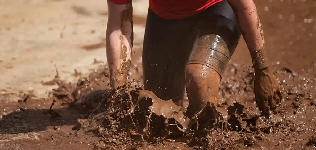 在贵州侗族,每当芒种到来时会举行"打泥巴仗"这一趣味活动,男女老少都