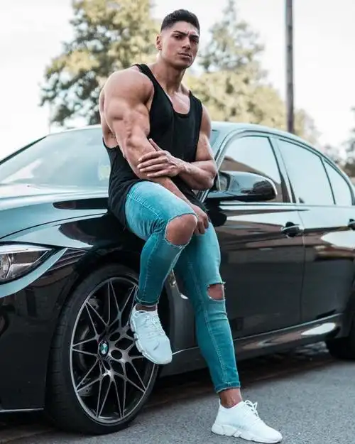 而从安德烈德佑的身上我们也确实看到了,健身给他带来的巨大变化