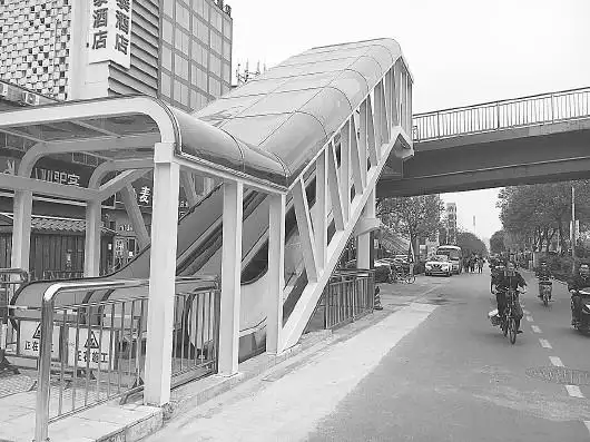 济南首个有雨棚的自动扶梯天桥亮相今年还将新建4座