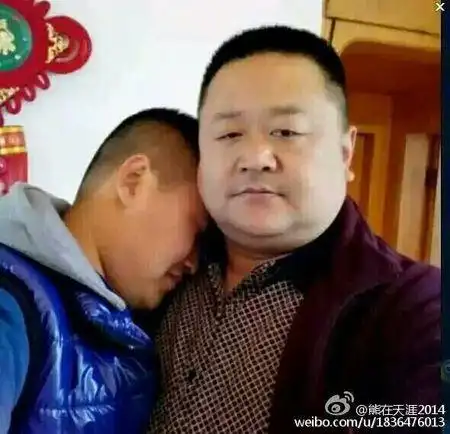 男人恋着一个男老头,正常吗