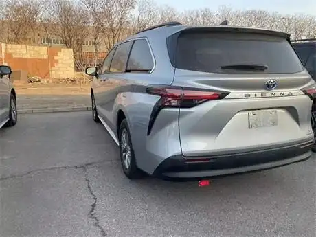 21款丰田塞纳油电混墨版两驱银灰405万