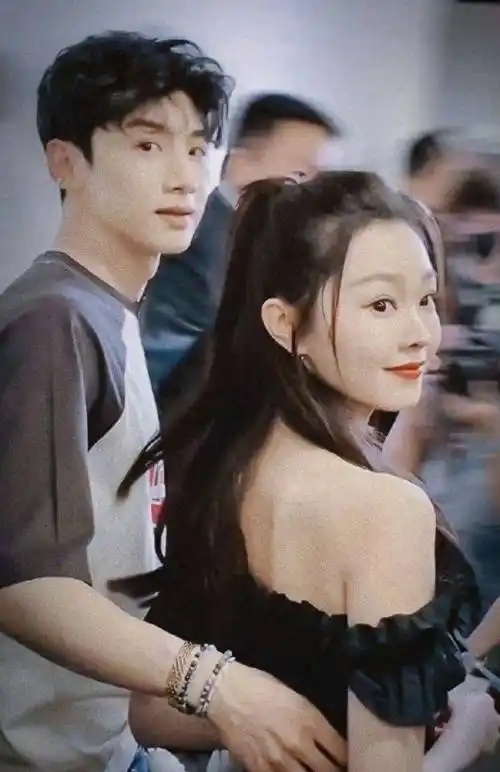 这是在承认和白敬亭的恋情_眼神_粉色_男友