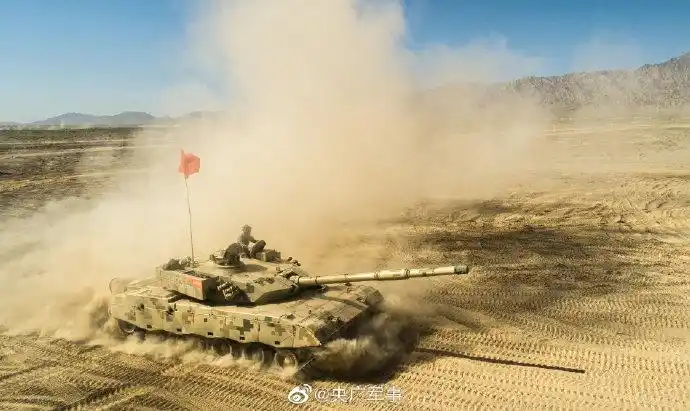 近日,陆军第77集团军"猛虎旅"装甲兵驾驶训练考核正在火热进行.