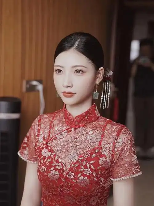 妆容,发型,耳饰,发饰和我的旗袍搭配的太完整了介绍我超绝的化妆师