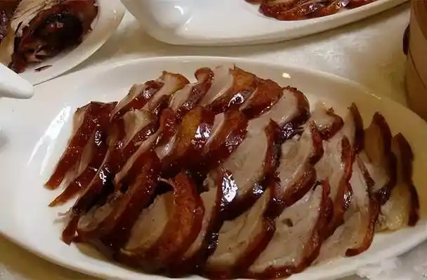 便宜坊经营的"焖炉烤鸭"是北京烤鸭两大流派之一,其技术也被归为国家