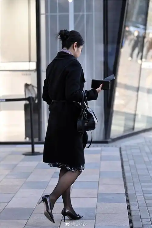 黑色丝袜搭配细跟鞋,选择尖头款式会更好看,有了春天的味道|细跟鞋