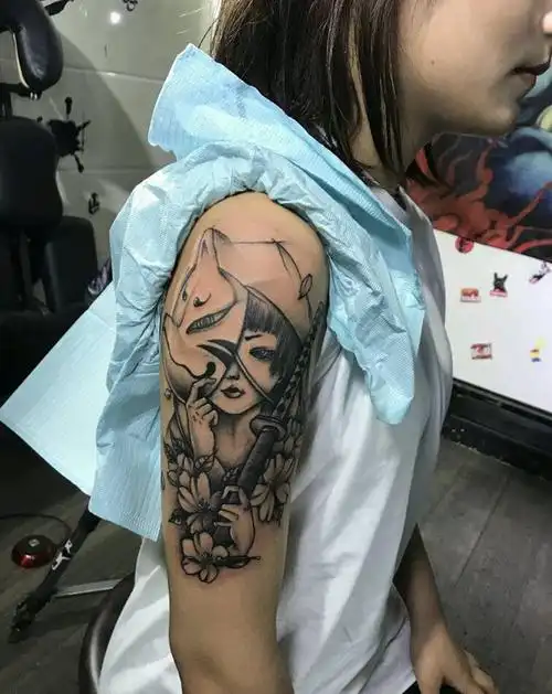 大臂美女纹身图片_手臂纹身图案