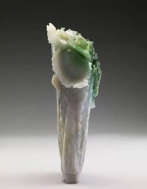 翡翠白菜现藏于台北故宫.此件作品原置于北京故宫!