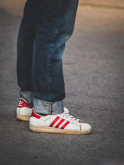 丰富多彩, 看中, 运动鞋, 赤脚, 鞋, 服, 牛仔裤, 白色, 裤子, 对