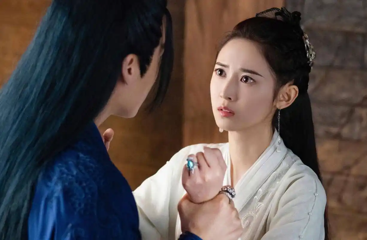 《镜双城》:故事衔接不流畅,为了演而演