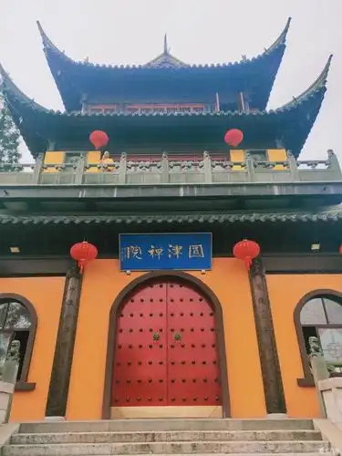 原本是寺庙的正门不知什么缘故庙门紧闭.