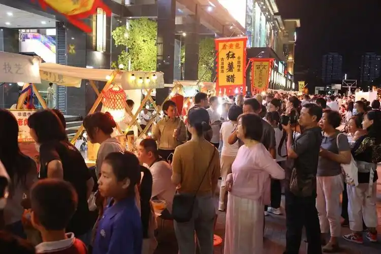 河南开封非遗市集热闹非凡