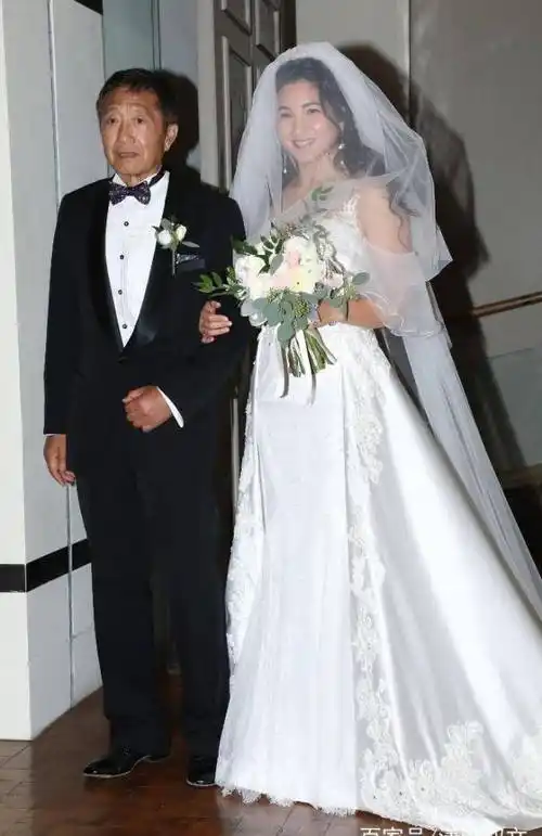 原创原创41岁世界钢管舞冠军女儿出嫁郑佩佩穿旗袍露手臂肱二头肌发达