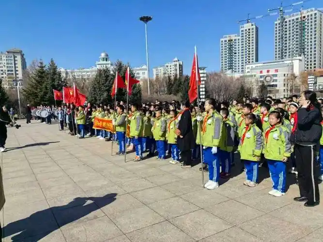 4月2日,团西安区委,新安小学在江滨公园八女投江烈士群雕前开展"缅怀
