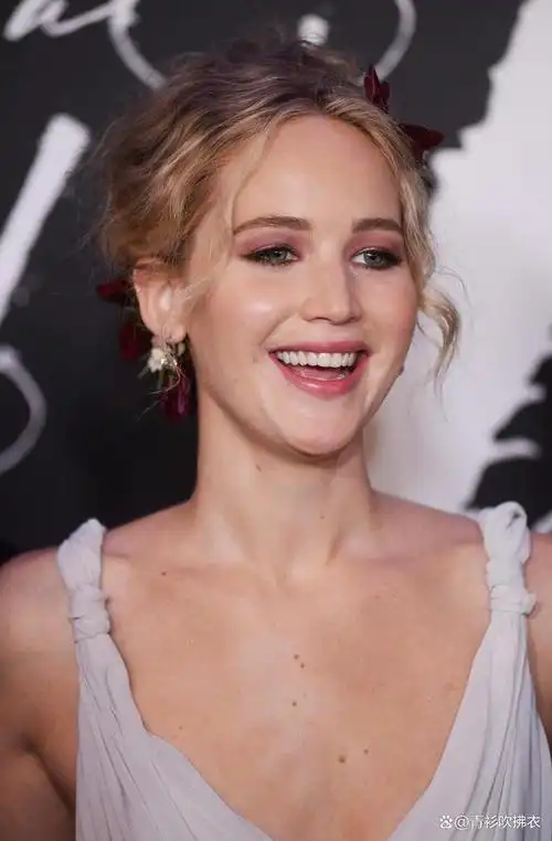 导语:詹妮弗·劳伦斯是演艺界备受欢迎的女演员,以其出色的演技和天真