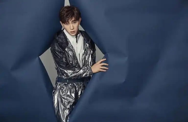 邓伦运动风帅气写真图片