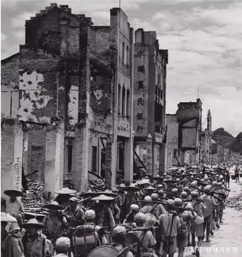 1945年8月光复桂林部队入城照片