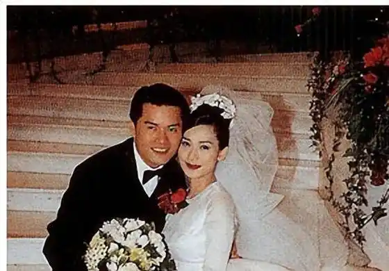 "港圈女神",三婚娶小15岁女富婆,56岁终于当爸_吕良伟_周海媚_事业