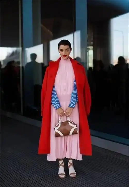 红色搭配禁忌红色 黑色,同色系的搭配方式,或者是选择红色和中性的