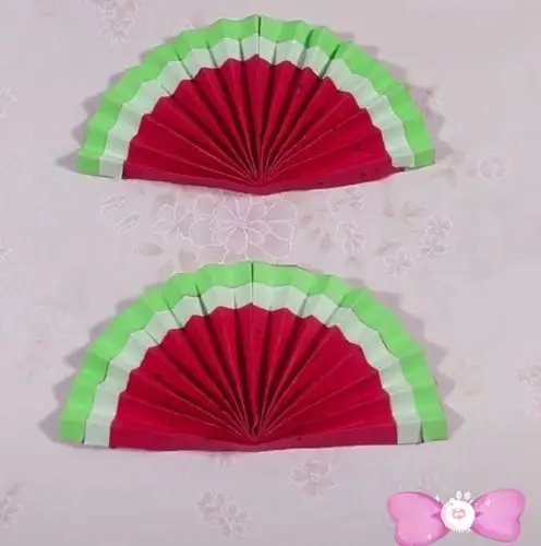 折叠好之后,沿着中线部分进行对折,这样就做好了一个简单的小扇子