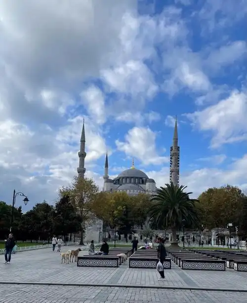 伊斯坦布尔的圣索菲亚大教堂,早期是拜占廷帝国的主教堂,被奥斯曼帝国