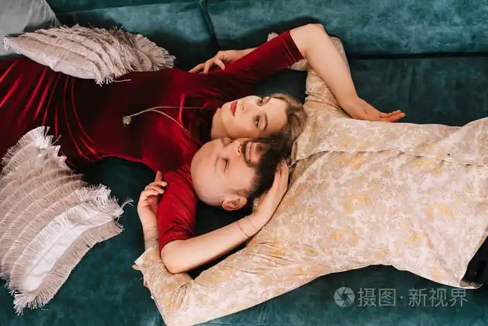 美丽的情侣躺在沙发上. 美丽的人. 男人和女人靠近俯视.