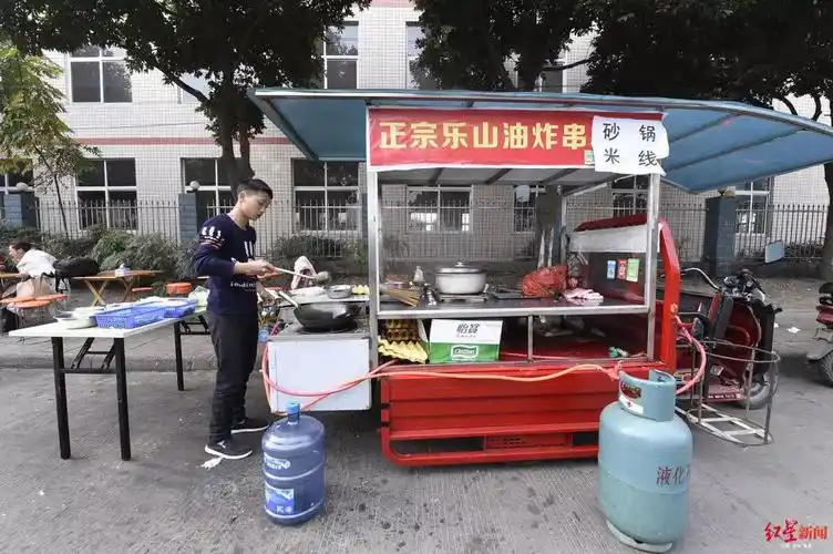 没人带娃,"95后"爸爸背娃摆摊卖炒饭,170万人点赞