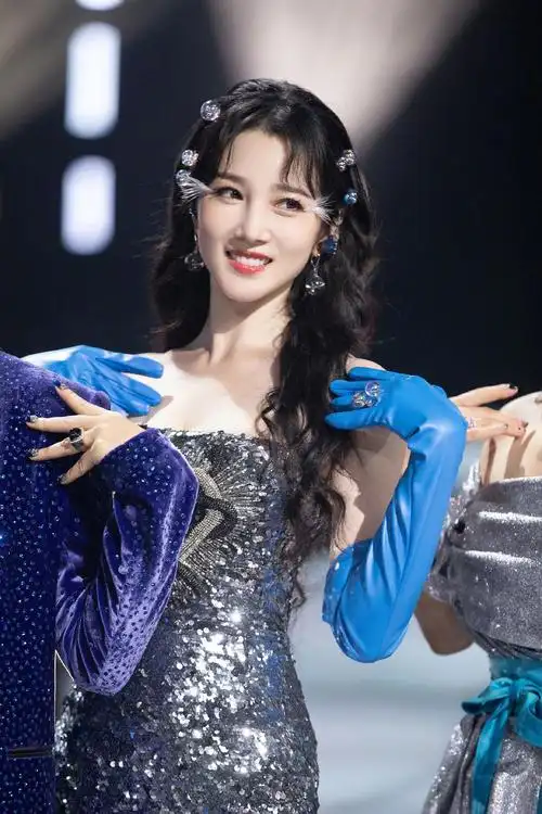 陈小纭乘风破浪的姐姐总决赛造型是小仙女吧