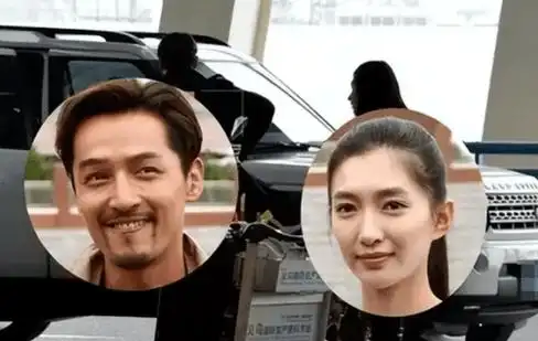 在她爆红之后,没过多久,便被狗仔们扒出了他和胡歌一起在机场拥吻,并