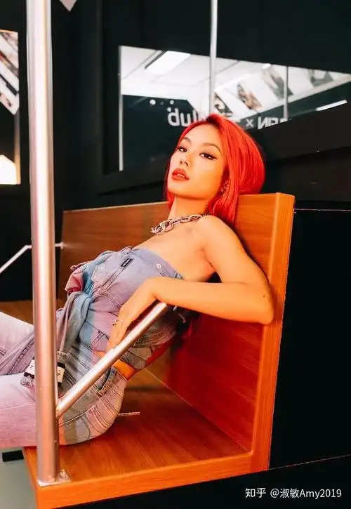 嘻哈女歌手万妮达一头红发搭一身牛仔服性感红唇太吸睛