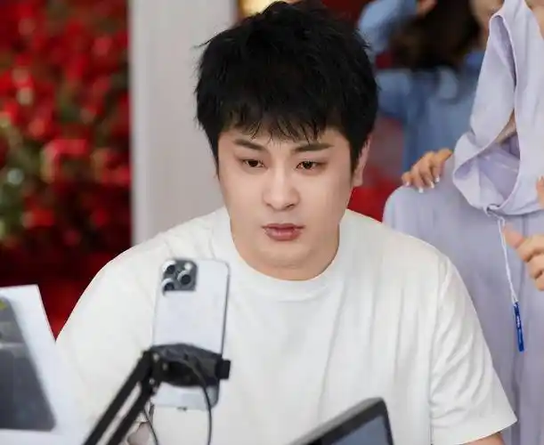 按理来说,辛巴作为ks平台的"重点保护对象",但凡有其他网红做出抹黑