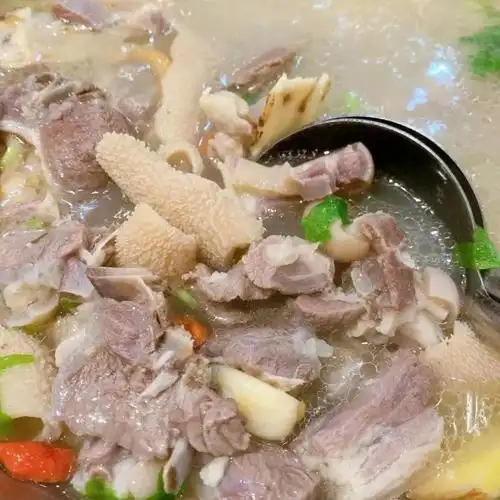 重庆的冬日美食不仅丰富多样,而且具有独特的风味和深厚的文化底蕴.