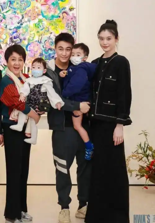 何猷君全家福曝光,四太抱着1岁孙女超宠溺,奚梦瑶父母罕见露面_孙子外
