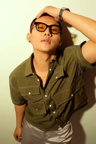 演员颜敬杰最新时尚大片曝光 光影之间尽显型男魅力_镜头感