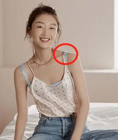 那就是把吊带卡在了内衣带里面,这样吊带就不容易滑落了,不管在拍摄