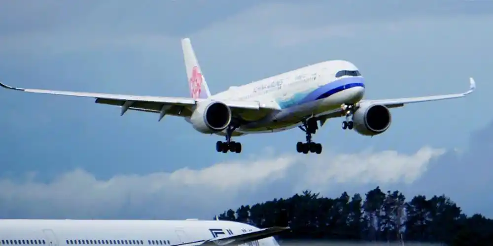 拍到两架华航彩绘a350