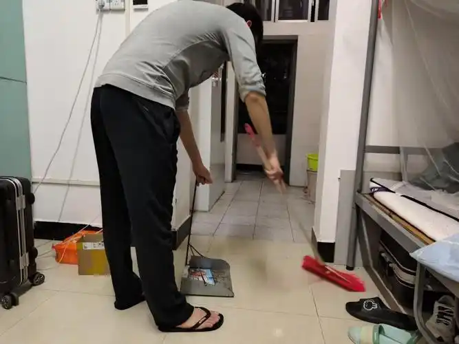 学院开展劳动教育活动之宿舍卫生大清扫活动