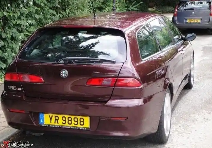 记卢森堡迎娶深红色阿尔法罗密欧156sw