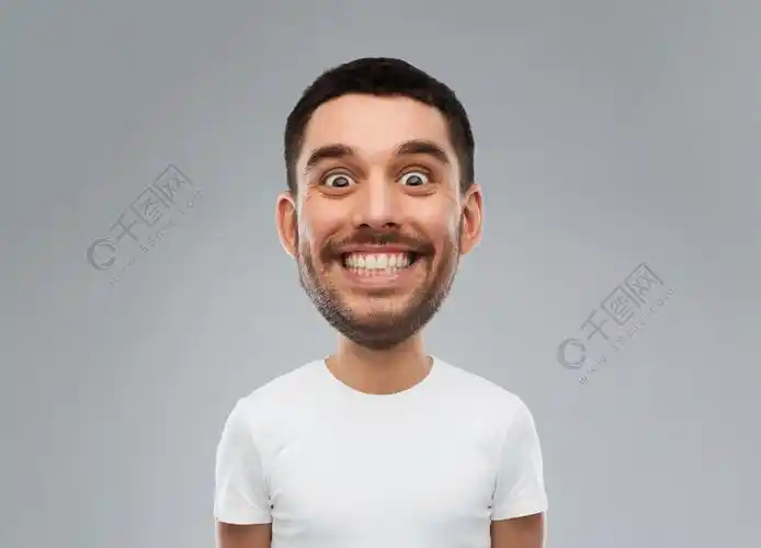 微笑着滑稽的脸,在灰色的背景(卡通风格人物与大头)的男人在灰色的