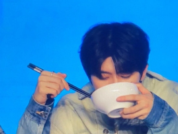 蔡徐坤学习端碗吃饭却意外暴露拿筷习惯精致是刻在骨子里的