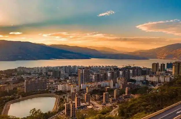 美不美看看云南巧家城的花与水