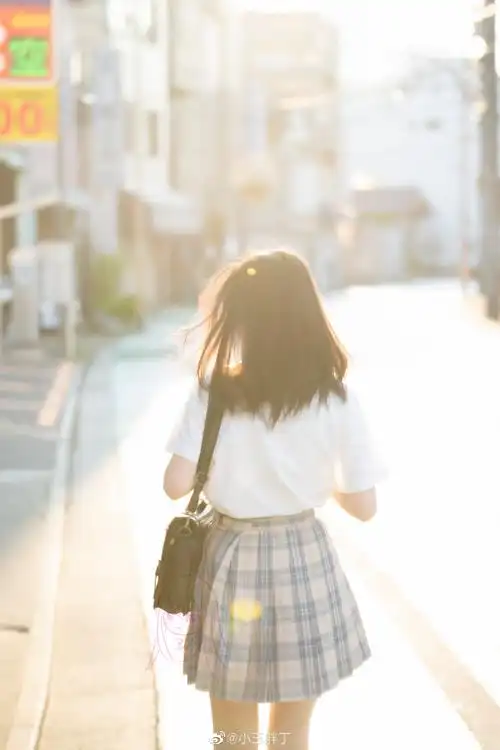 喜欢夕阳下自己的背影,也喜欢傍晚时那一抹余晖出镜:@小玉胖丁:yiboo