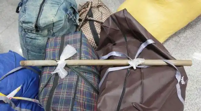 但是蛇皮袋就不同了,一个蛇皮袋只要几块钱,而行李箱要百来块左右,越